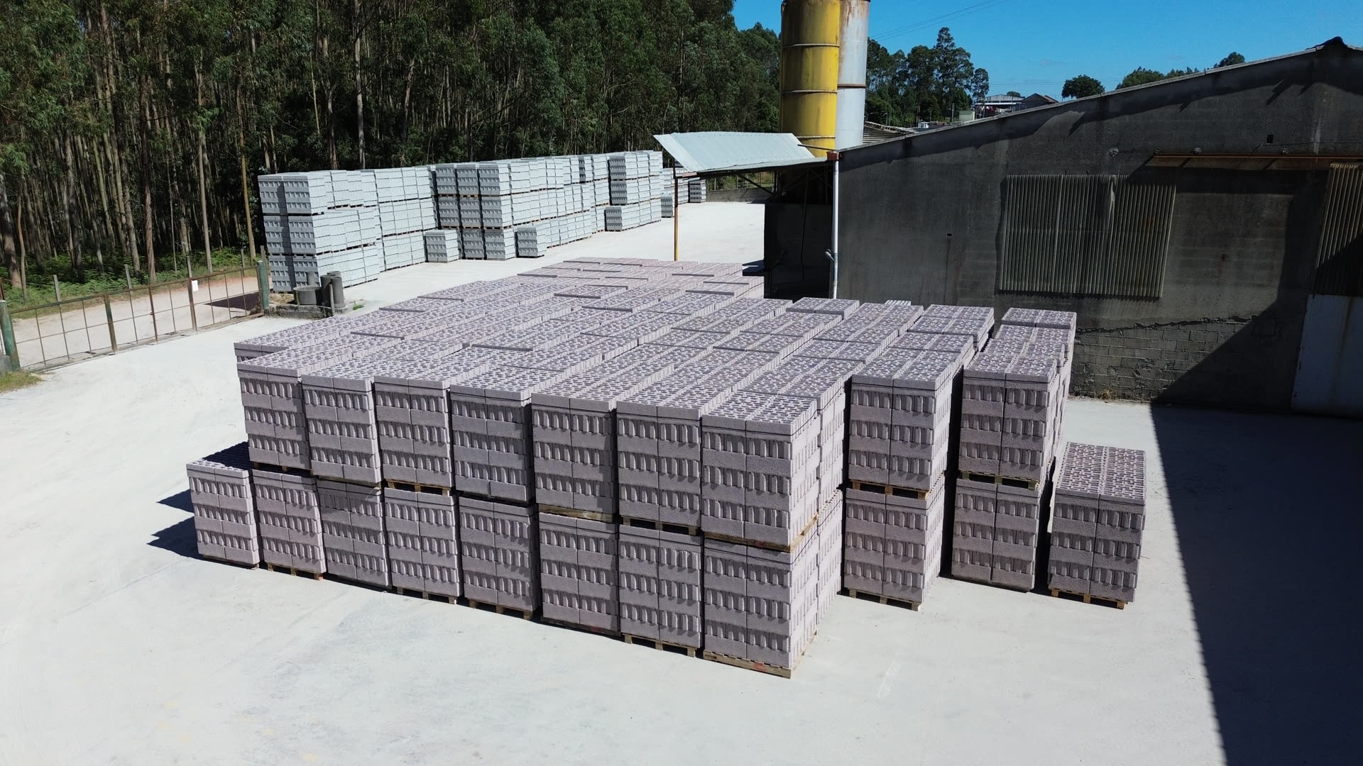 Stock de blocos em paletes
